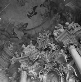 Katedra św. Stanisława i św. Wacława - ołtarz boczny i jego zwieńczenie, powyżej polichromia sklepienia. Rzeźby oraz fragment kolumn bocznych z głowicami , skan 1