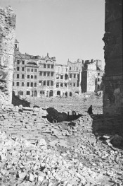 Ruiny i zgliszcza. Strona Dekarta. Widok od strony ul. Świętojańskiej., skan 1