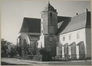 Zespół klasztorny - widok zewnętrzny od strony płn-wsch. na prezbiterium, wieżę i fragment elewacji, skan 1