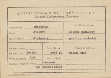 Zespół pałacowy - pawilon zachodni - widok ruin od strony płd-wsch. - metryczka, skan 1