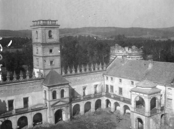 zamek - elewacja i dziedziniec, skan 1