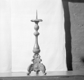 kościół pw. Wniebowzięcia Najświętszej Maryi Panny - zbiory - lichtarz cynowy z XVIII w., skan 1