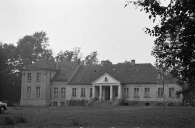 zespół pałacowo parkowy - dwór , skan 1
