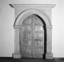 pałac Biskupów Krakowskich - d. sala wejściowa - portal na klatkę schodową, skan 1