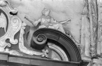 Katedra pw. Wniebowzięcia Najświętszej Marii Panny i św. Wojciecha - wnętrze: zwieńczenie portalu  w ambicie, fragment, skan 1