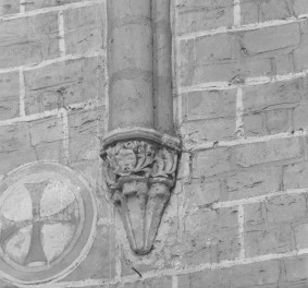 Kościół Wniebowzięcia Najświętszej Maryi Panny - wnętrze. Wspornik służki w prezbiterium., skan 1