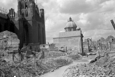 ulica Św. Ducha, kościół pw. Świętego Ducha, zw. Kaplicą Królewską - ruiny zabudowy, kopuła, skan 1