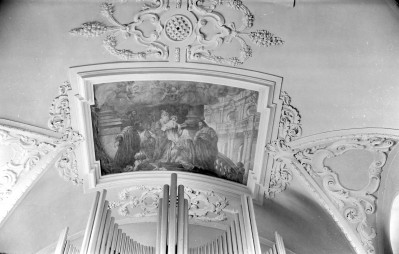 Kościół św. Jerzego - wnętrze, fragment sklepienia nad chórem. Widoczny fragment prospektu organowego., skan 1