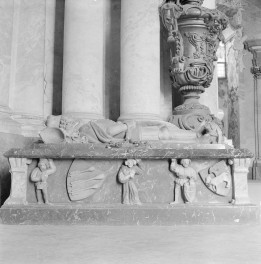 klasztor Benedyktynek - kościół pw. Wniebowzięcia Najświętszej Maryi Panny - Mauzoleum Piastów Jaworsko - Świdnickich - wnętrze - sarkofag Bolka II - fragment, skan 1