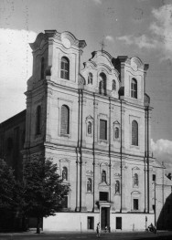 kościół św. Franciszka Serafickiego - fasada, bez górnych części wież, skan 1