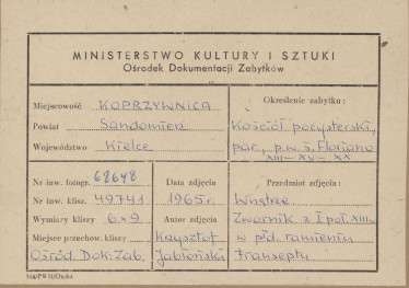 Zespół klasztorny - kościół, wnętrze ,  widok na zwornik w sklepieniu w płd. ramieniu transeptu - metryczka, skan 1
