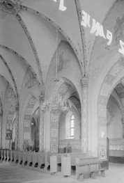 kościół Przemienienia Pańskiego - wnętrze: nawa główna i nawa boczna, skan 1
