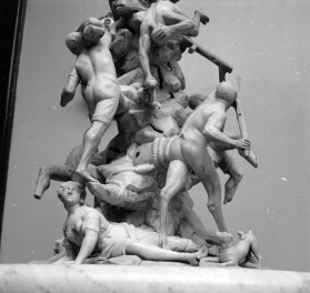 pałac von Strachwitzów - wnętrze - piętro I - fontanna przy balustradzie schodowej  - fragment /grupa rzeźb/ - część dolna, skan 1