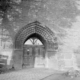 kościół Matki Boskiej Nieustającej Pomocy - tympanon, portal, skan 1