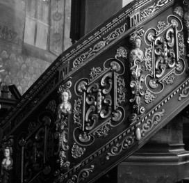 bazylika kolegiacka św. Andrzeja Apostoła - wnętrze, fragment balustrady ambony, skan 1