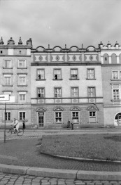 rynek miejski - pierzeja zachonia - kamienica - elewacja frontowa, skan 1
