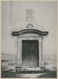 Zespół klasztorny - widok na portal dzwonnicy, skan 1