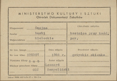 Kościół parafialny - kostnica, widok gotyckiego okna - metryczka, skan 1