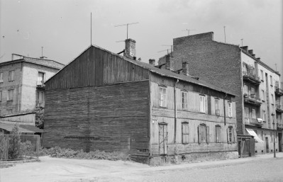 drewniany budynek mieszkalny - elewacja frontowa, skan 1