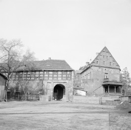 zamek - skrzydło zamkowe, budynek bramny, szczyt i elewacja szachulcowa, skan 1