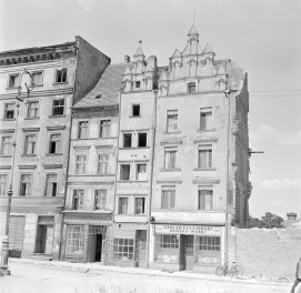 stare miasto - elewacje frontowe kamienic - fragment, skan 1