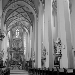 kościół pw. Wszystkich Świętych - wnętrze - nawa główna - część południowa oraz prezbiterium - ołtarz główny, skan 1