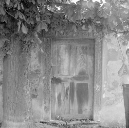 mur przy kościele parafialnym pw. św. Marcina Biskupa - portal z 1758 r., skan 1