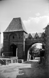 Zamek krzyżacki - fragment zamku krzyżackiego zburzonego przez mieszczan w 1454 r. ; Widok od północy wieży zwanej gdaniskiem, pełniącej funkcje sanitarne. , skan 1