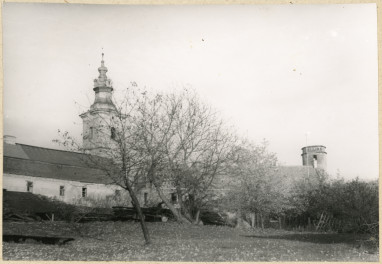 Zespół opactwa cystersów -  wieża Krakowska i budynki gospodarcze, widok od strony  zach. , skan 1