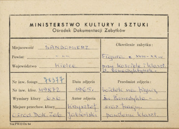 Zespół klasztorny ss. Benedyktynek -  widok na figurę św. Benedykta przed  budynkiem furty klasztornej - metryczka, skan 1