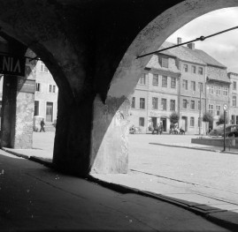 pierzeja północna - widok z podcieni pierzei zachodnej, skan 1