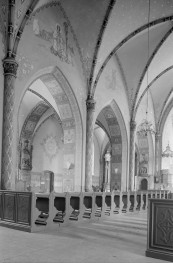 kościół Przemienienia Pańskiego - wnętrze: nawa główna i nawa boczna, skan 1