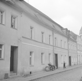 Zabudowa miejska. kamienica elewacja frontowa., skan 1