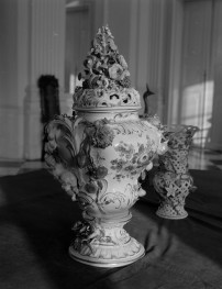 założenie pałacowo-ogrodowe - wnętrze: skrzydło prawe: wazon, skan 1