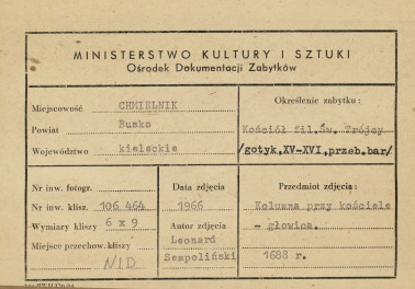 Kościół cmentarny p.w. Św. Trójcy - kolumna przy kościele, fragment z głowicą - metryczka, skan 1
