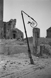 Zniszczona zabudowa miejska. Ruiny., skan 1