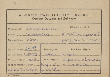 Zespół klasztorny - kościół, wnętrze ,  widok na wspornik łuku w transepcie - metryczka, skan 1
