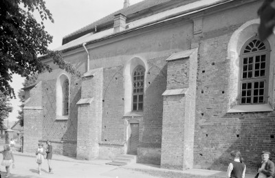 kościół Przemienienia Pańskiego - prezbiterium, elewacja boczna, okno i portal, skan 1