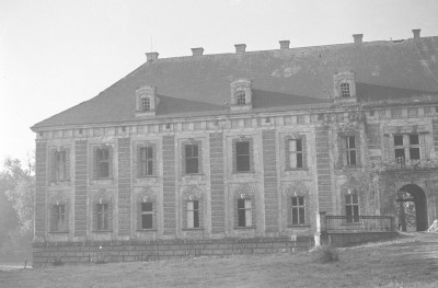 pałac barokowy Lobkowitzów - elewacja z bramą, skan 1