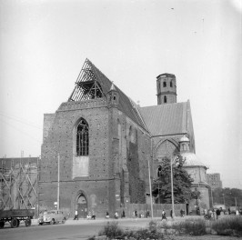 Kościół św. Wojciecha - widok ogólny podczas odbudowy. , skan 1