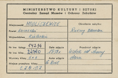 Dwór obronny - widok ogólny ruin od strony płd. - metryczka

, skan 1
