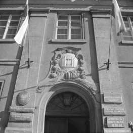 ratusz miejski - elewacja frontowa - kartusz herbowy w zwieńczeniu portalu, skan 1