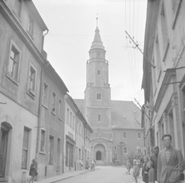 Kościół św. Jadwigi - elewacja frontowa z widocznym portalem. Wieża kościelna. Oś widokowa pomiędzy zabudową miejską., skan 1