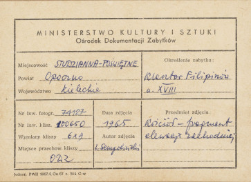 Zespół klasztorny Filipinów - widok na fasadę kościoła i narożną płn. kaplicę z kopułą - metryczka, skan 1