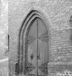 kościół parafialny pw. św. Jakuba Apostoła - elewacja północna - portal, skan 1