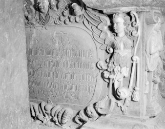 mauzoleum Piastów Świdnickich - wnętrze: sarkofag, fragment dekoracji tumby, skan 1