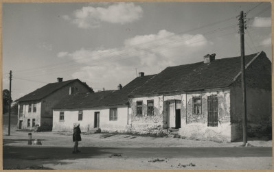 Miasto - widok na domy przy placu targowym, skan 1