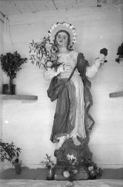 kapliczka przydrożna drewniana - wnętrze: figura Matki Boskiej, skan 1