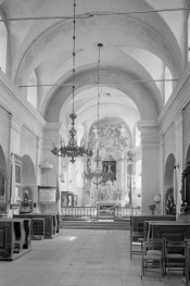 kościół pw. Narodzenia Najświętszej Maryi Panny i św. Michała Archanioła - wnętrze - nawa główna - prezbiterium - ołtarz, skan 1