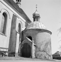 kościół pw. Narodzenia św. Jana Chrzciciela - elewacja południowa - fragment z kaplicą Czarną von Strachwitzów, skan 1